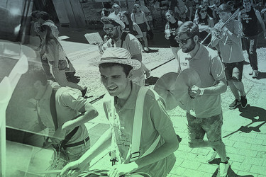 Comida en terraza con charanga en Valencia - destacada