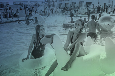 Pack gourmet, boat party y pool party con alojamiento en Ibiza