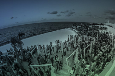 Vivid un día completo conociendo los mejores rincones de la isla con nuestro pack día en San Antonio Ibiza con limusina. Disfrutaréis de una jornada de playa, música, fiesta, el mejor atardecer y fiesta en todos los trayectos.