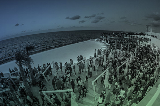 Vivid un día completo conociendo los mejores rincones de la isla con nuestro pack día en San Antonio Ibiza con limusina. Disfrutaréis de una jornada de playa, música, fiesta, el mejor atardecer y fiesta en todos los trayectos.