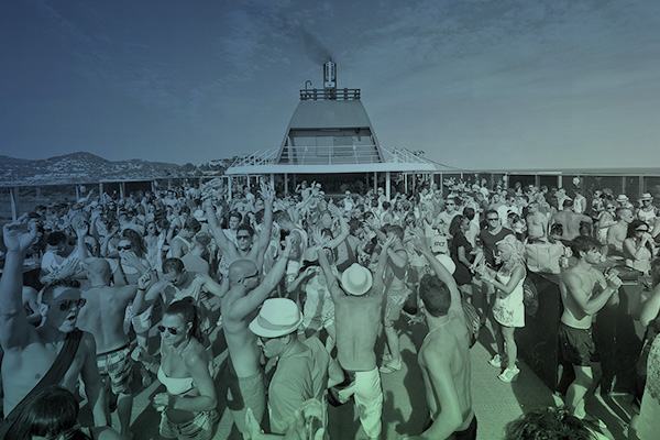 Fiesta en barco y cena Enigmatium en Barcelona