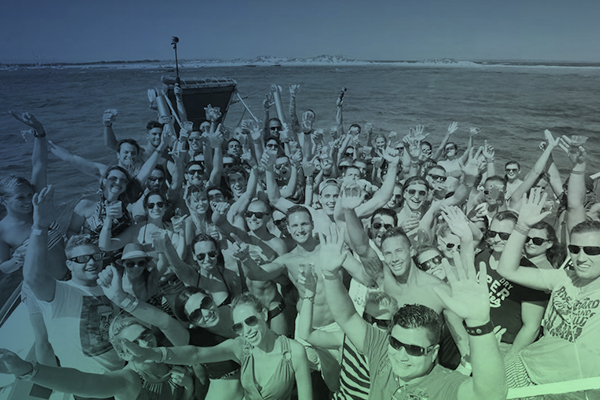 Fiesta en catamarán y cena Enigmatium en Valencia